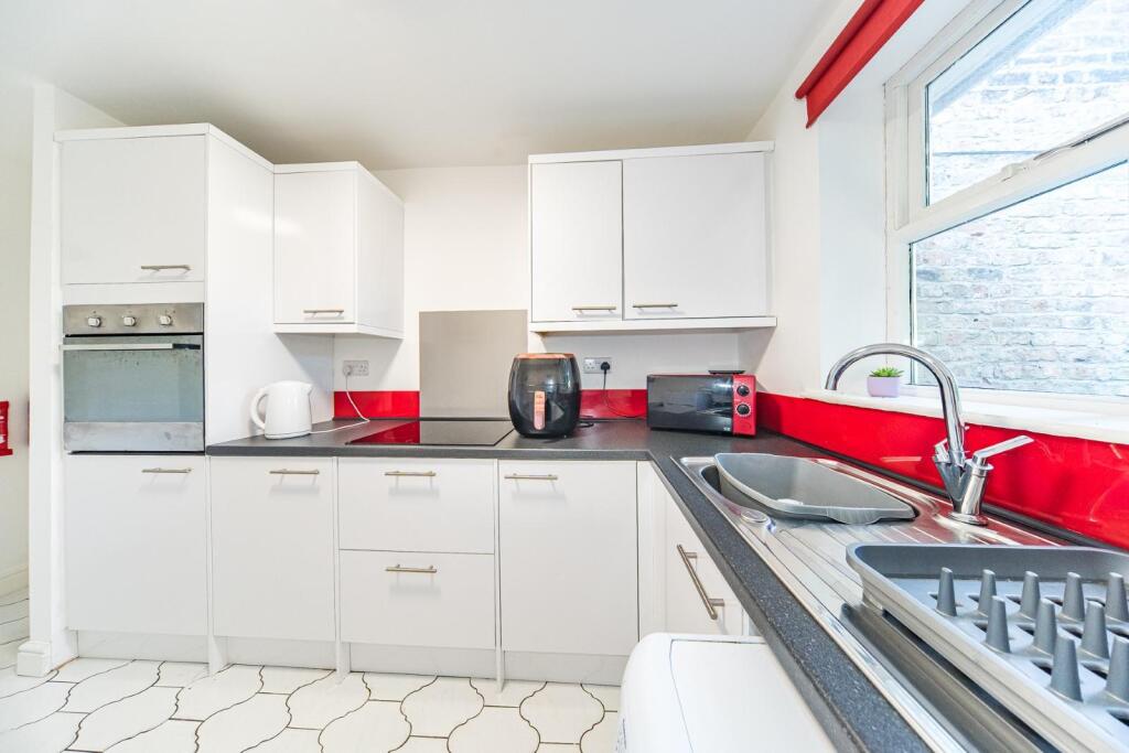 Flat 8 Derby Street kitchen 2.jpg