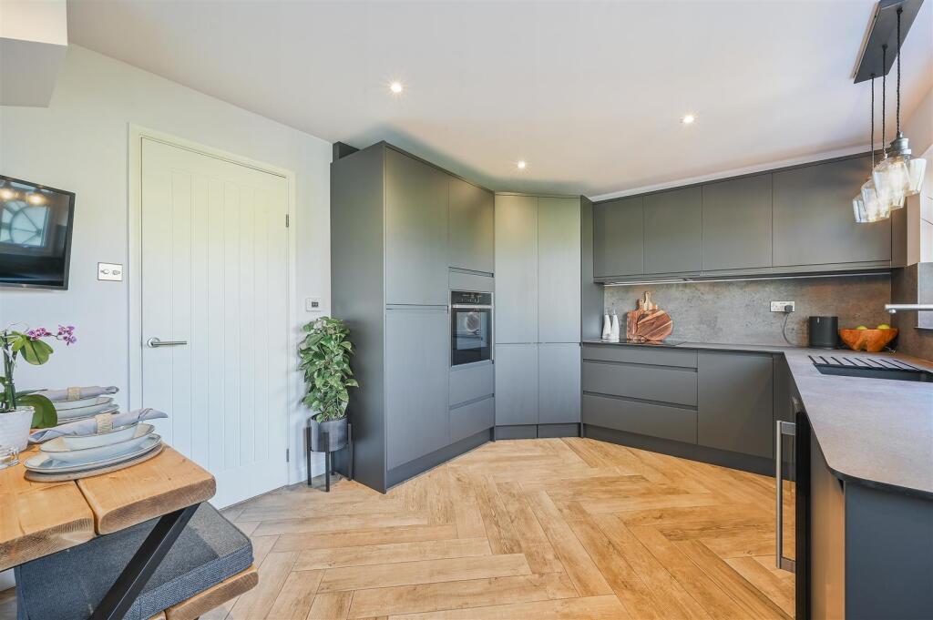 HILLSIDE CLOSE, 3- (3).jpg