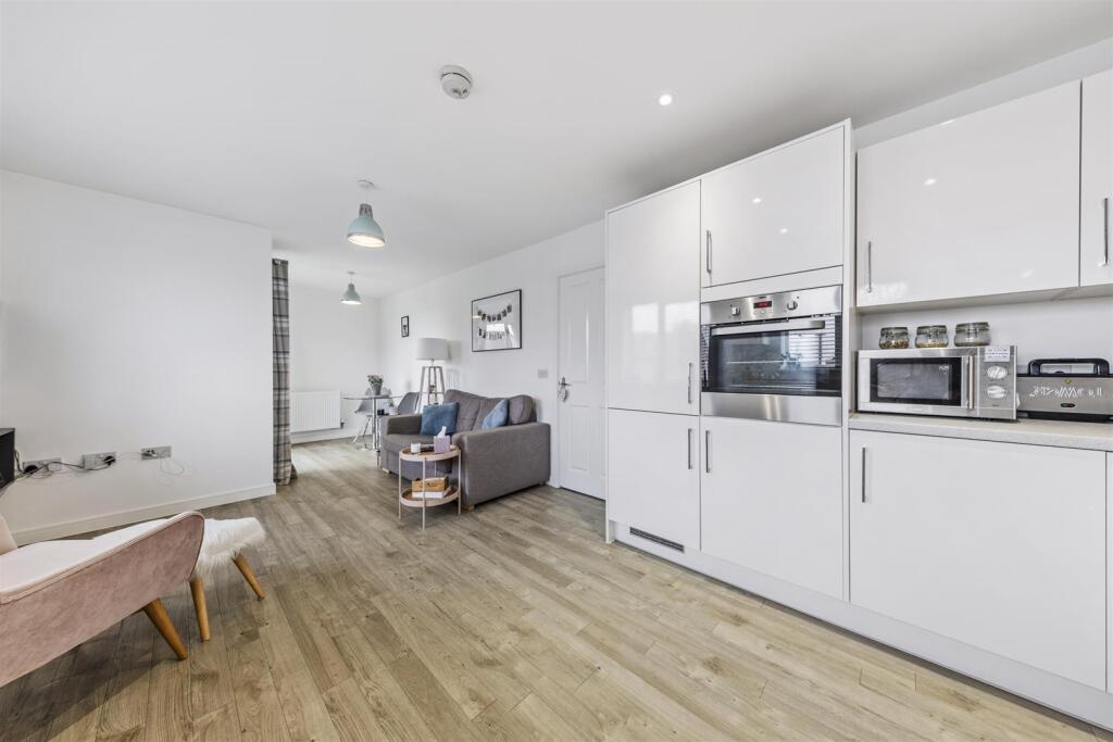 Flat14,327BarrosaWayWeb14.jpg