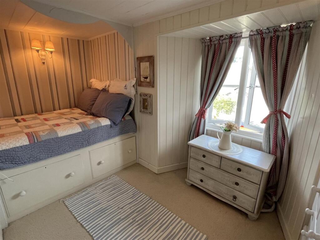 bedroom 1.JPG