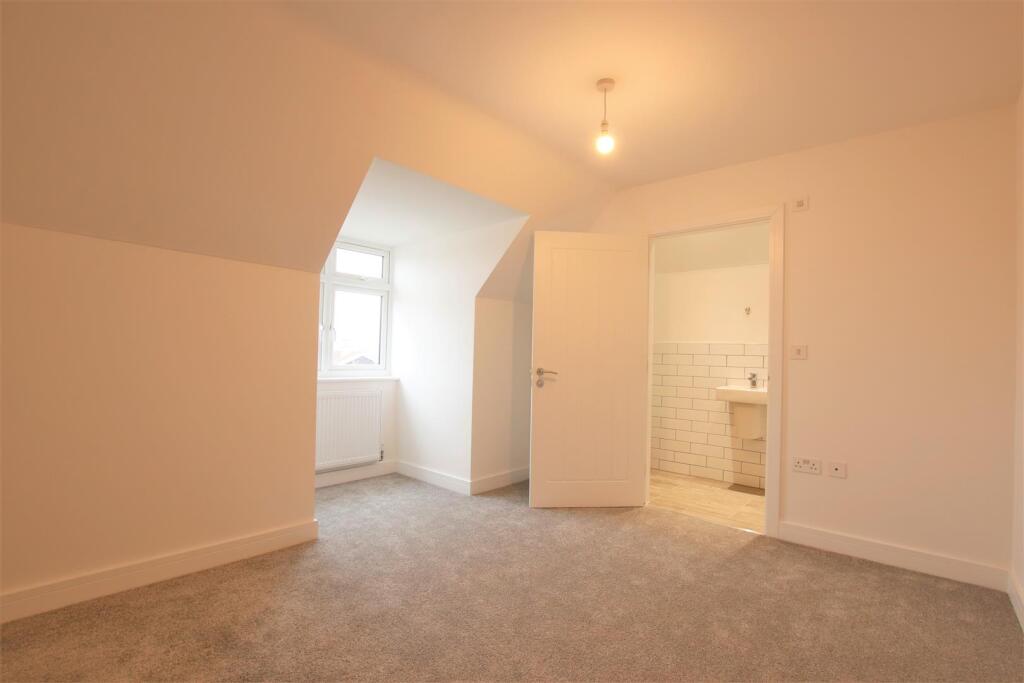 Hayes Lane 30b main bed.JPG