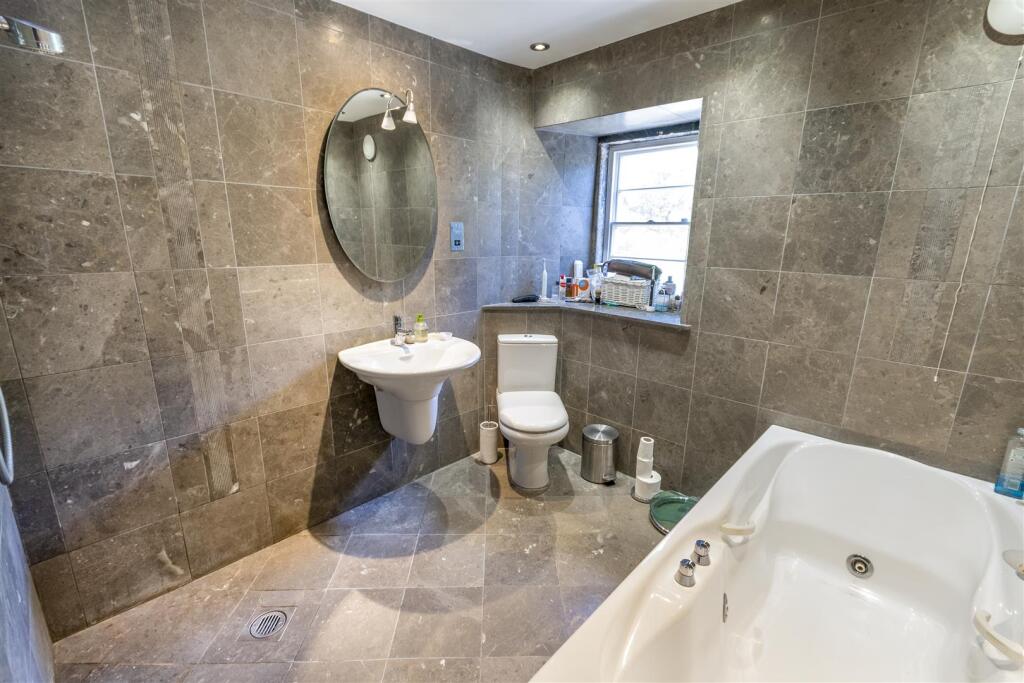 DSC_4005-Edit_bathroom.JPG