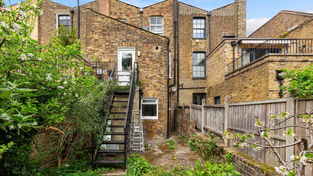 Flat A, 31 Buckingham Road, Islington, London, N1 4HY