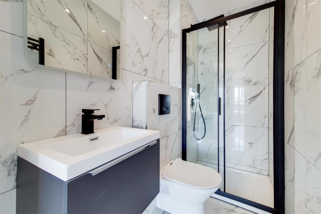 8_Main Ensuite-0.jpg