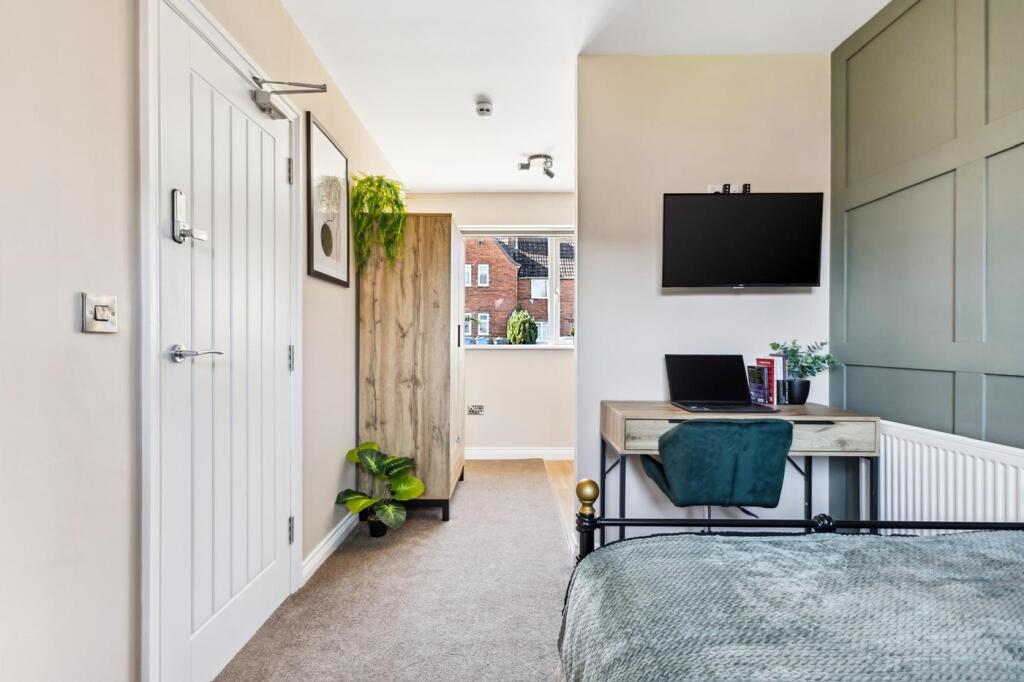 This inviting double bedroom features ample nat...