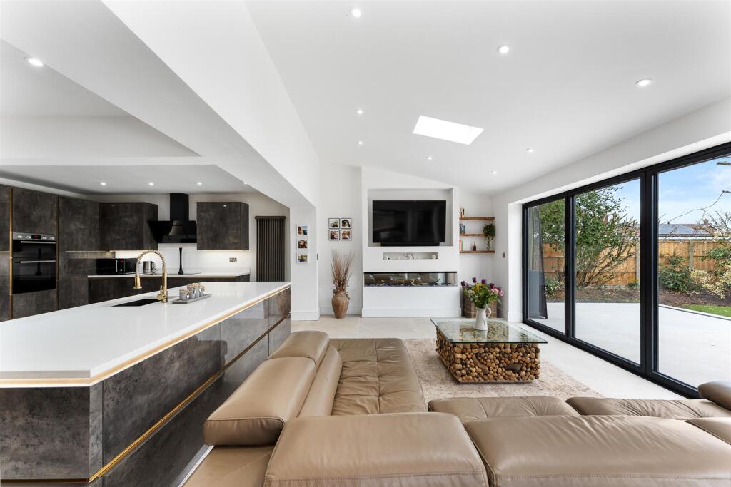 Versatile Kitchen, Living Space &amp; Home Office