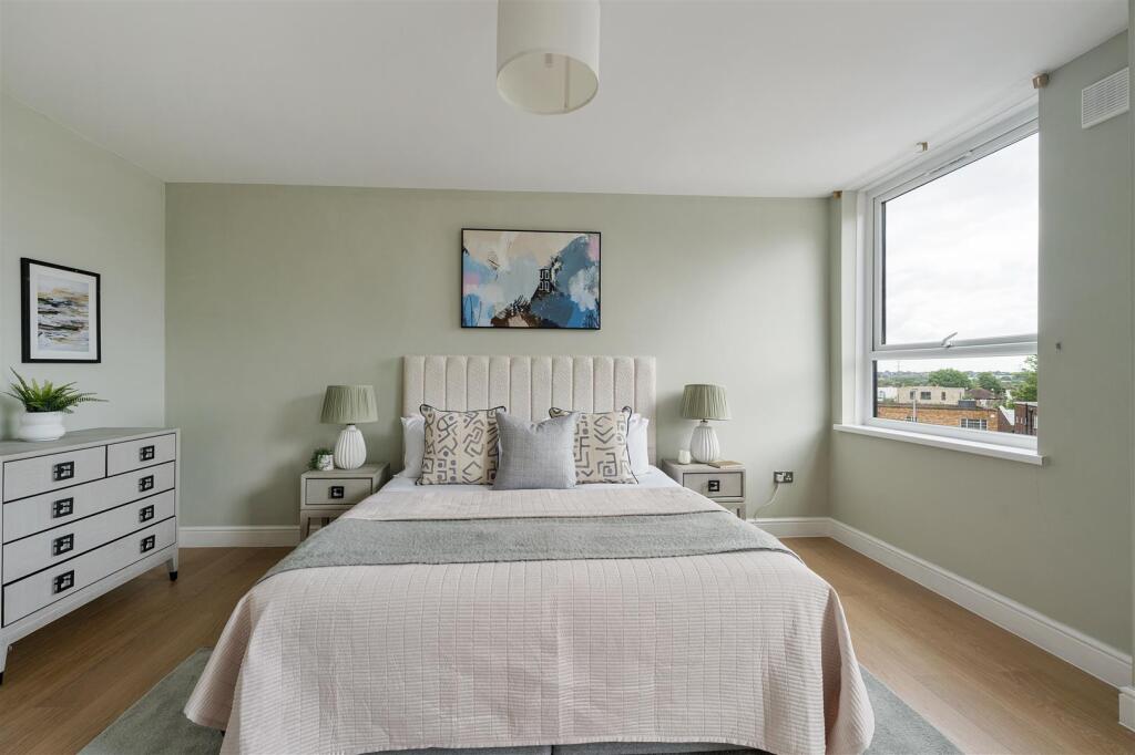 Eastwood Close, E18