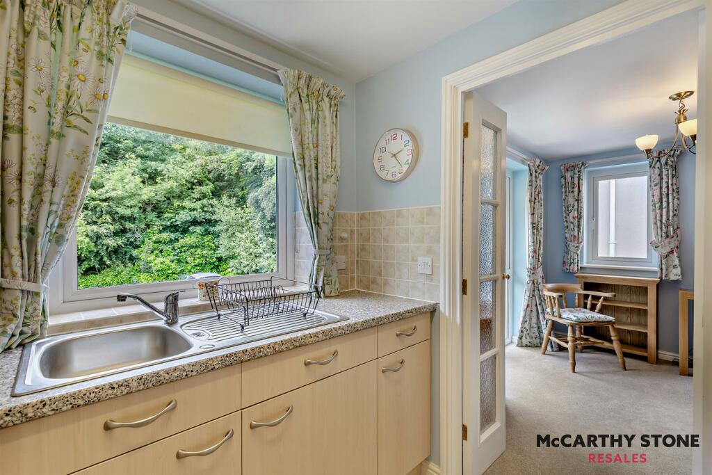 KITCHEN:
