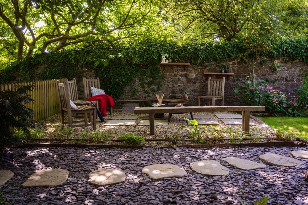 2021_07_21_16_06_SV308648__The House of Black &amp; Wh