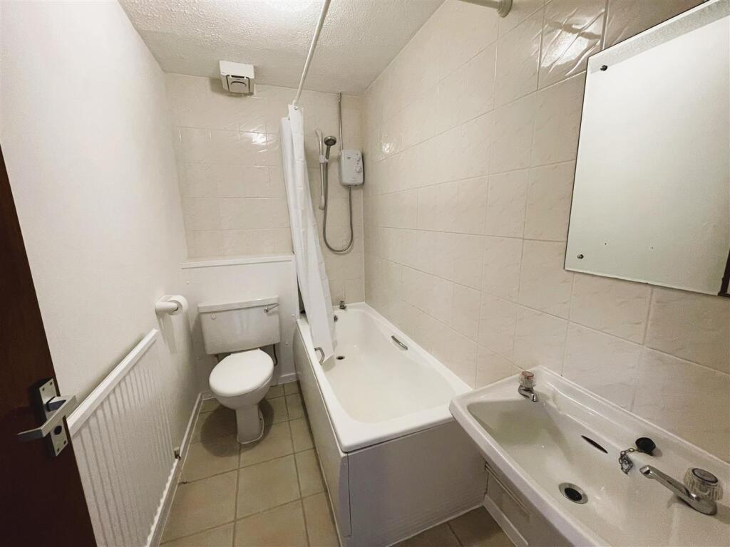 77 Monarch Way bathroom.jpeg