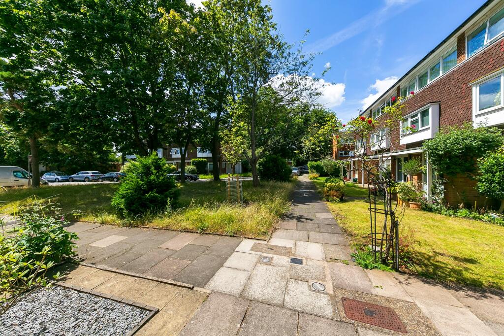 COMMUNAL GRASSED AREA TO FRONT