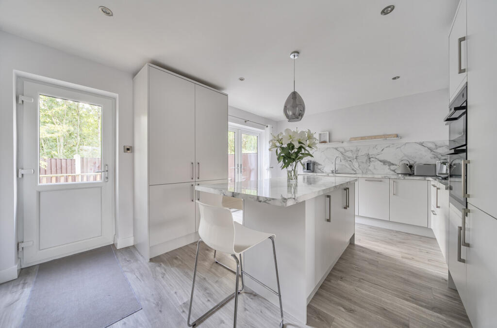 1348224-4-68bb088...