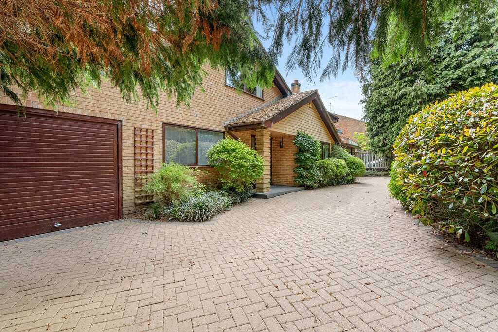 6 Hawkesworth Dri...