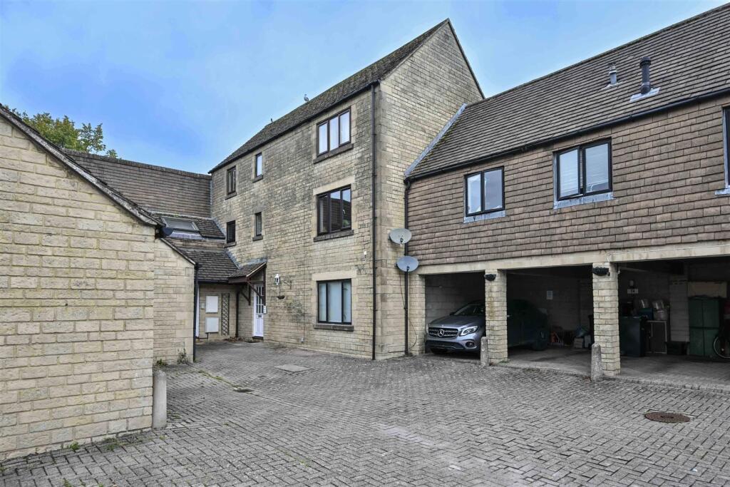 100925   21 Old Post Office Lane Corsham    017.jp