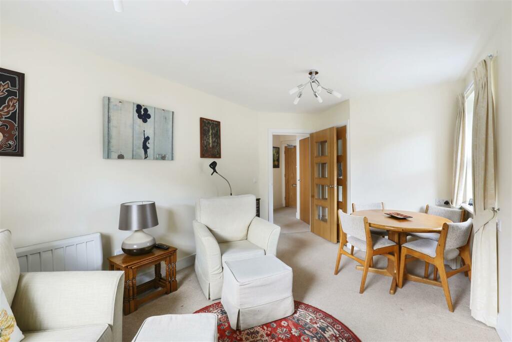 08-382dCT_MCS_Flat 22 Cartwright Court_028 (1).JPG