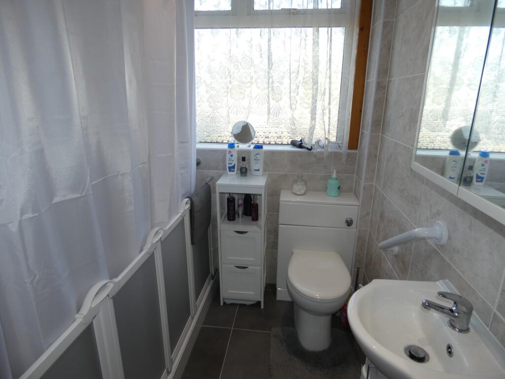 FAMILY SHOWER ROOM