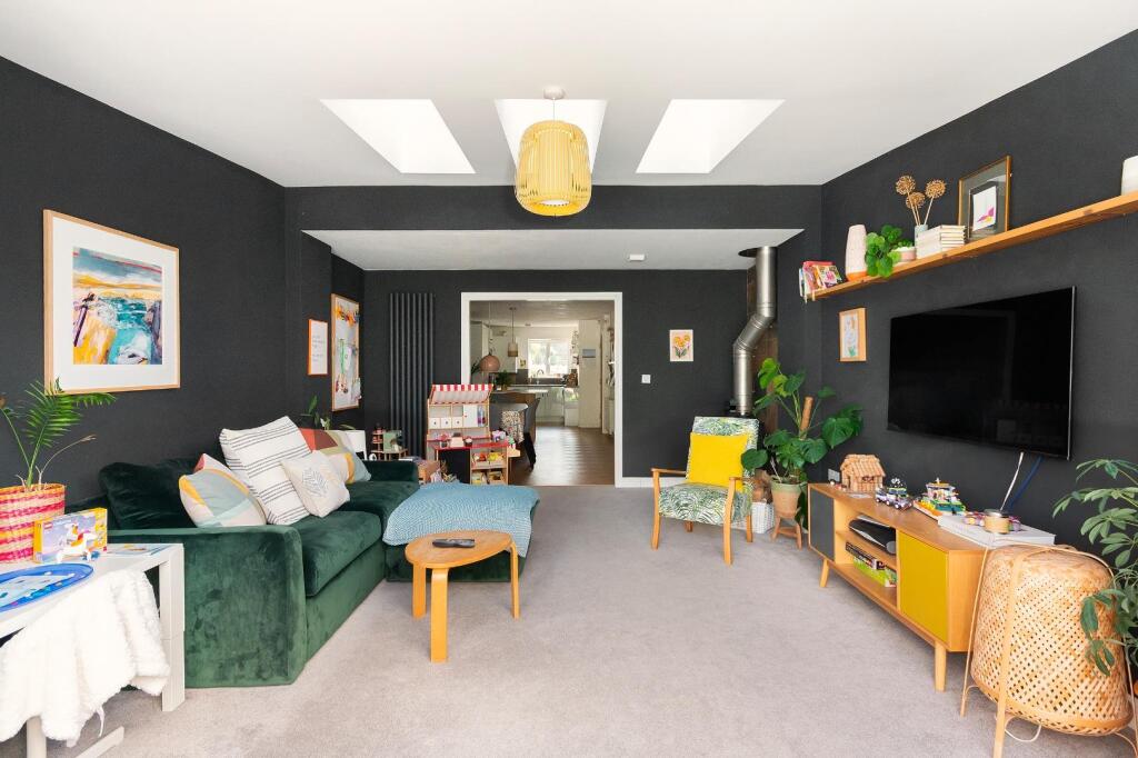 0S7FRBR - Living Room B.jpg