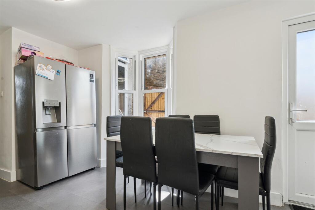 462 Merton Road SW18 kitchen 4.jpg