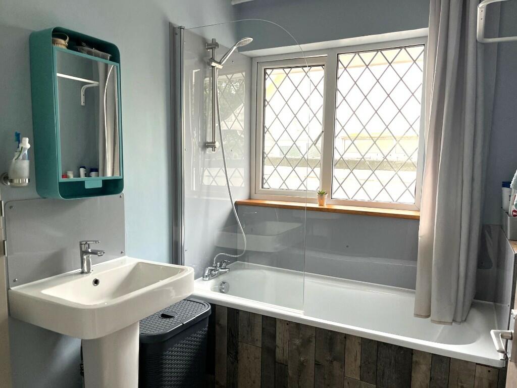 Bathroom (GF)
