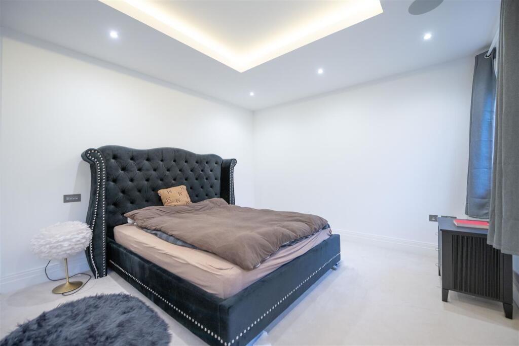 Master Bedroom         .jpg