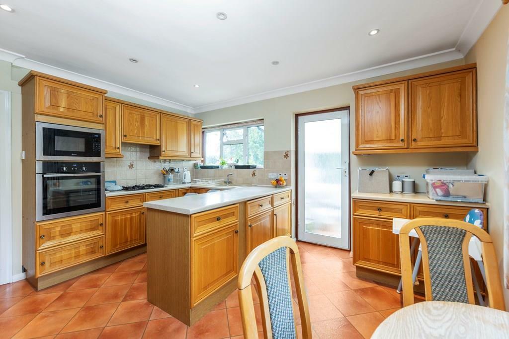 3 Elm Close, Leatherhead, Surrey, KT22 8HA-9.jpg