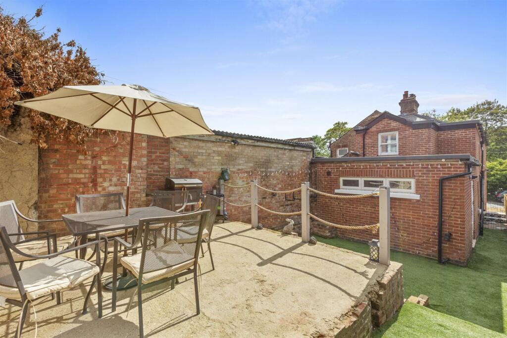 14 Pinions Road, HP13 7AT-4.jpg