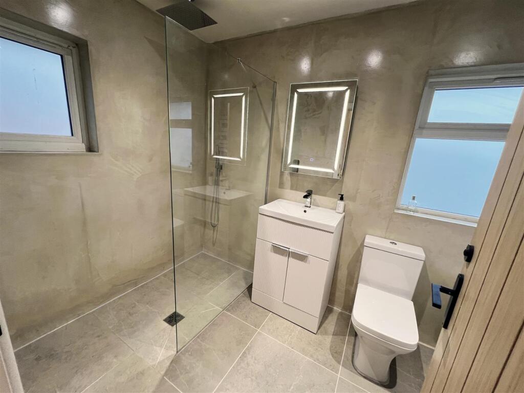 12 -558 Bathroom.jpg