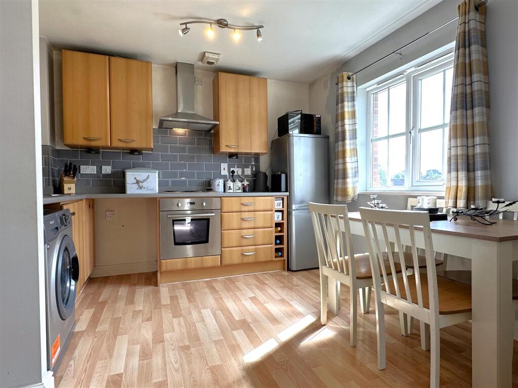 Contemporary Dining Kitchen 041