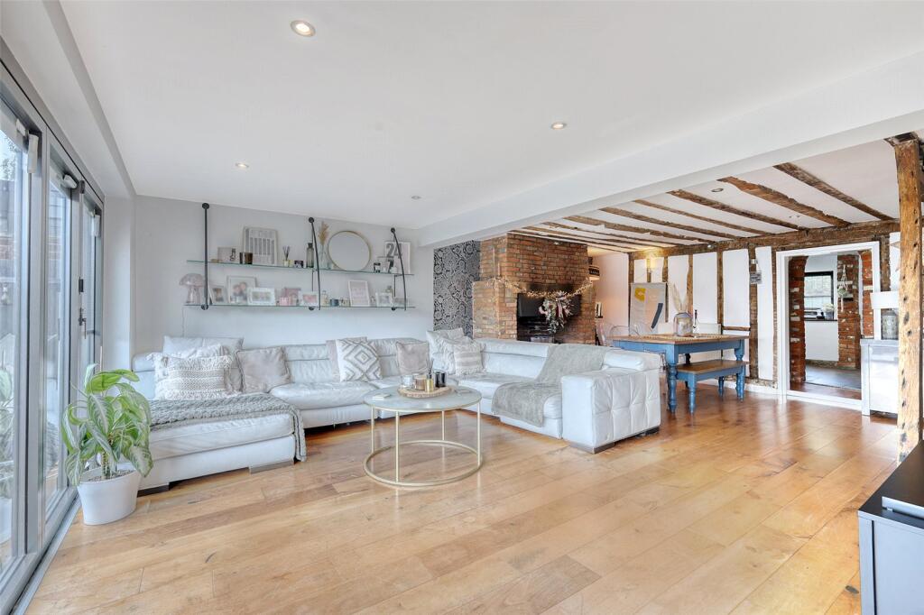 Lounge/Dining Room