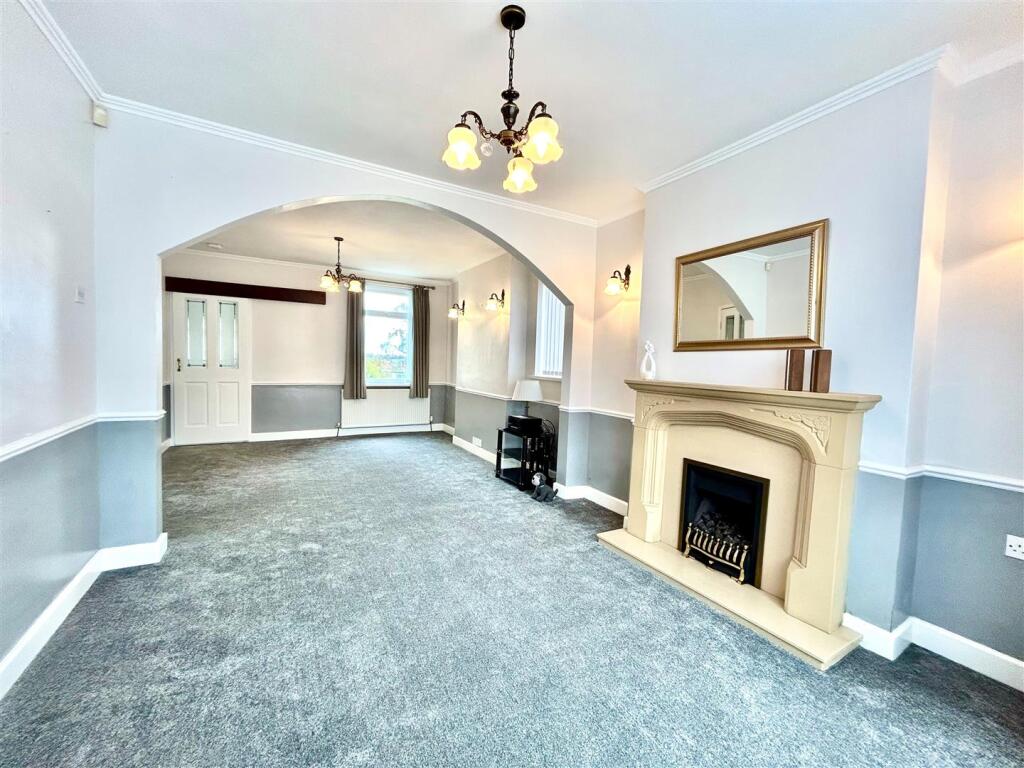 FAR LAUND FRONT ROOM.jpg