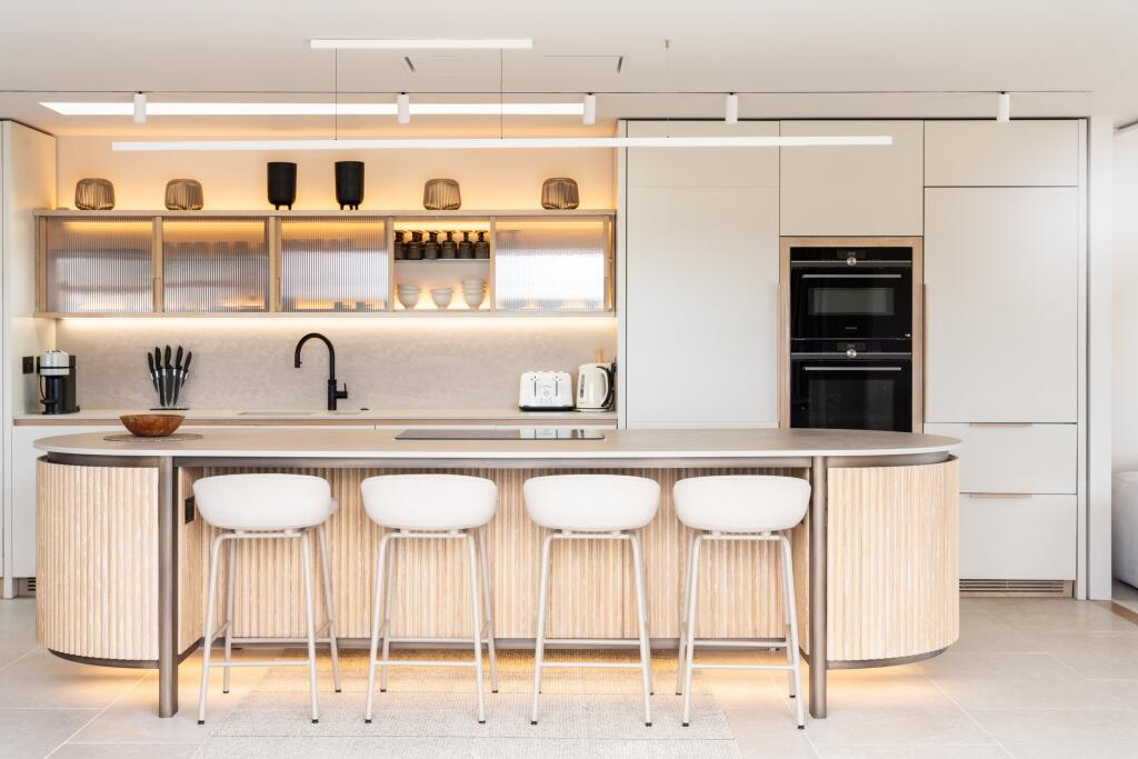 The Penthouse, Brist