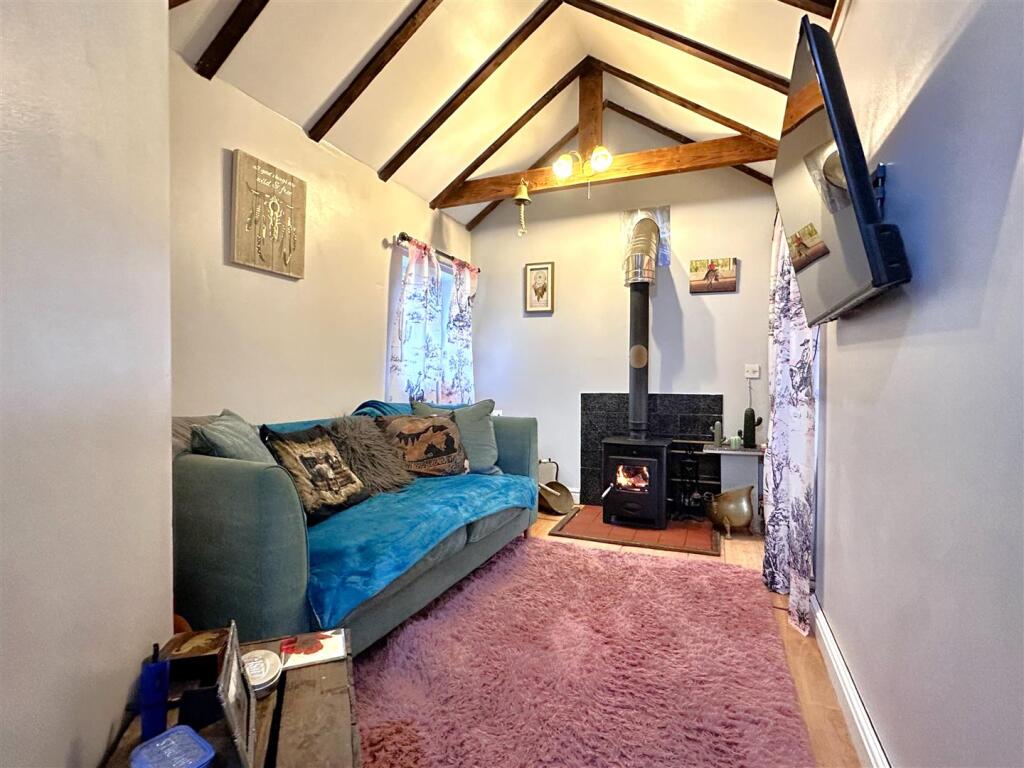 Sitting/GF Bedroom (4) 536