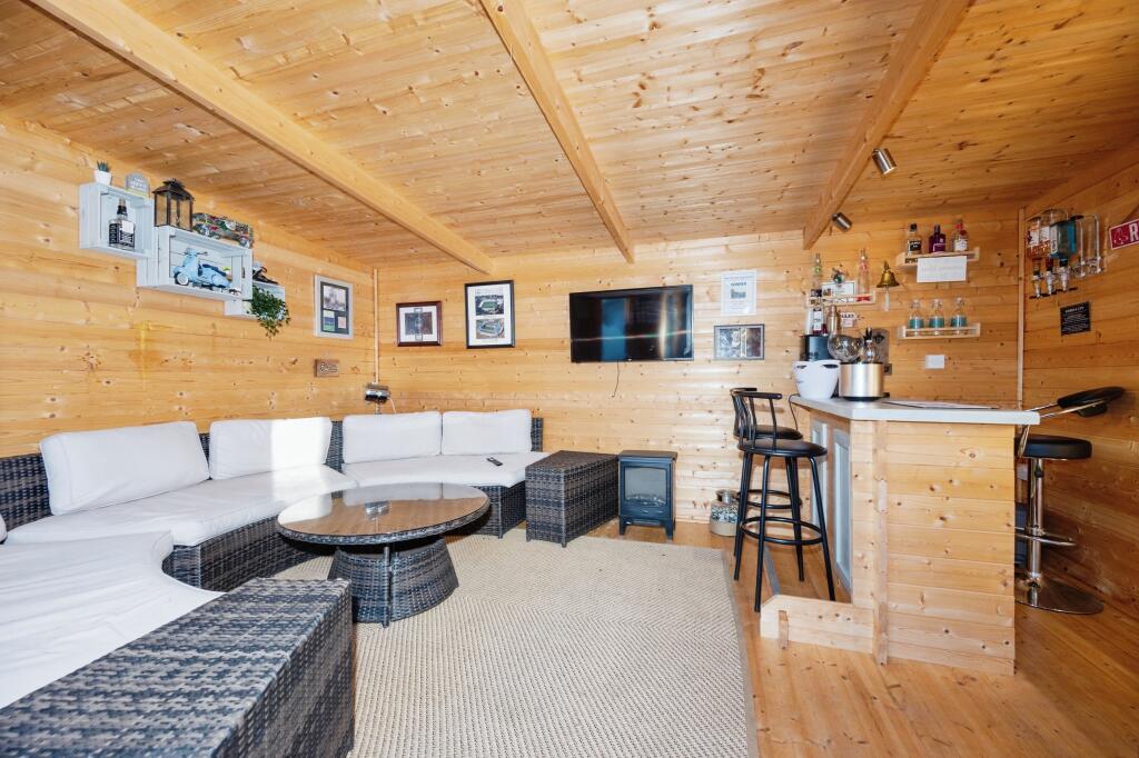 Outside Bar