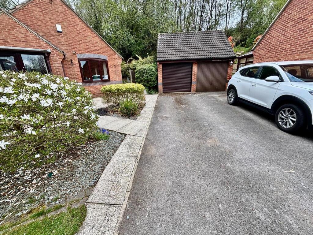 Off street Parking / Garage: