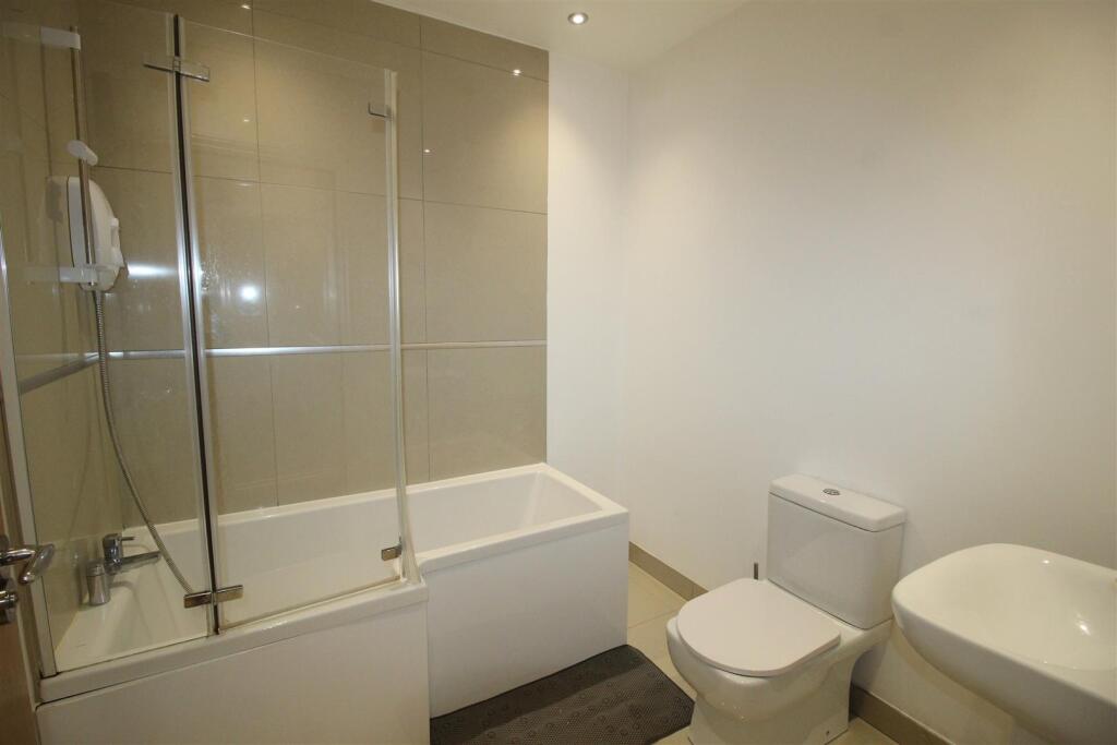 Duckworth Buildings, flat 4, bathroom.JPG