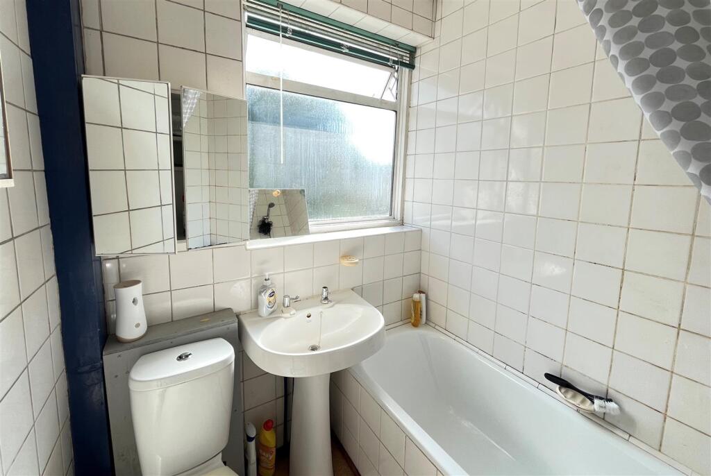 32 Saxon Road bathroom.jpg