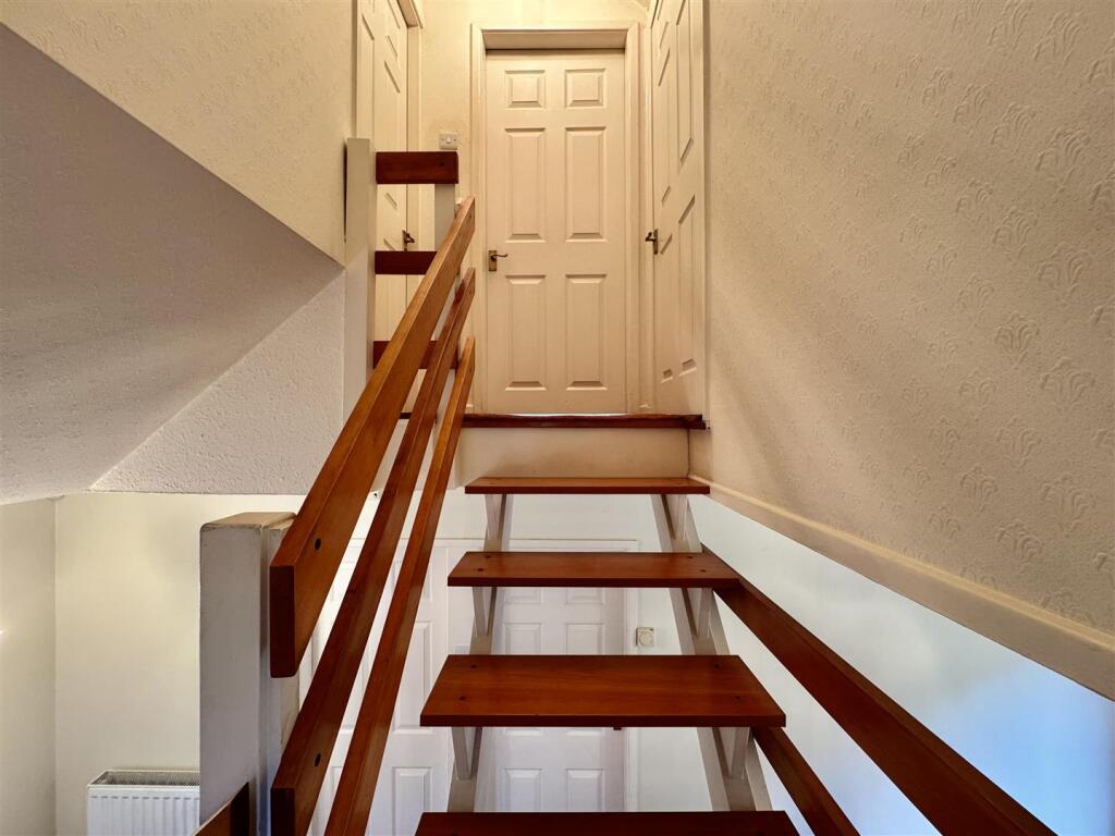 FIRST FLOOR LANDING