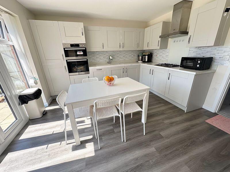 Kitchen/ Dining Room