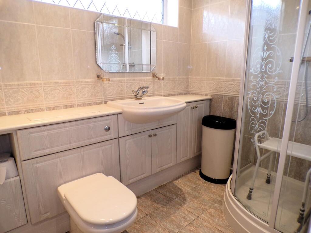 GreenLane109bath2.JPG