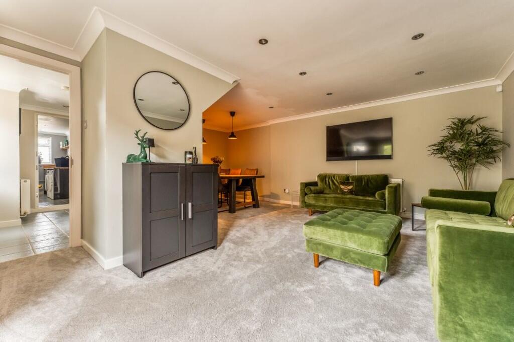 15 Barry Gardens-...