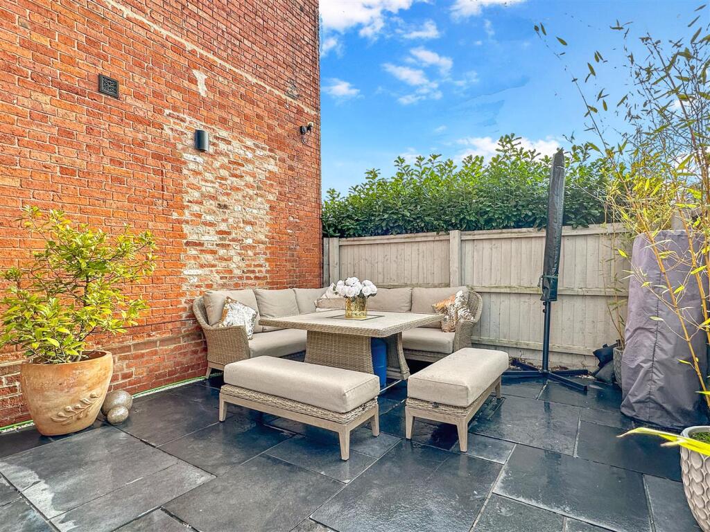 Secluded Seating Area 895