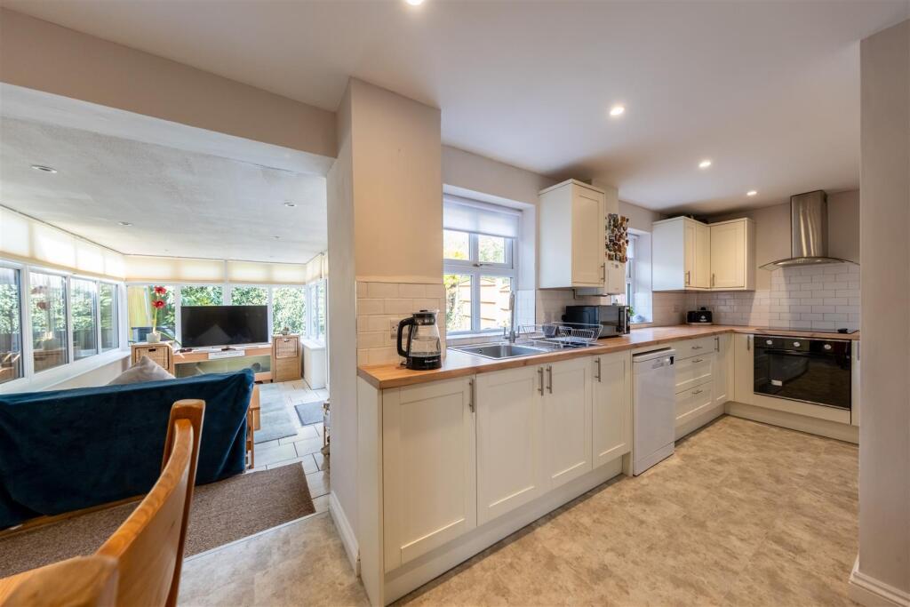 4 Hazelmere Close-001.jpg