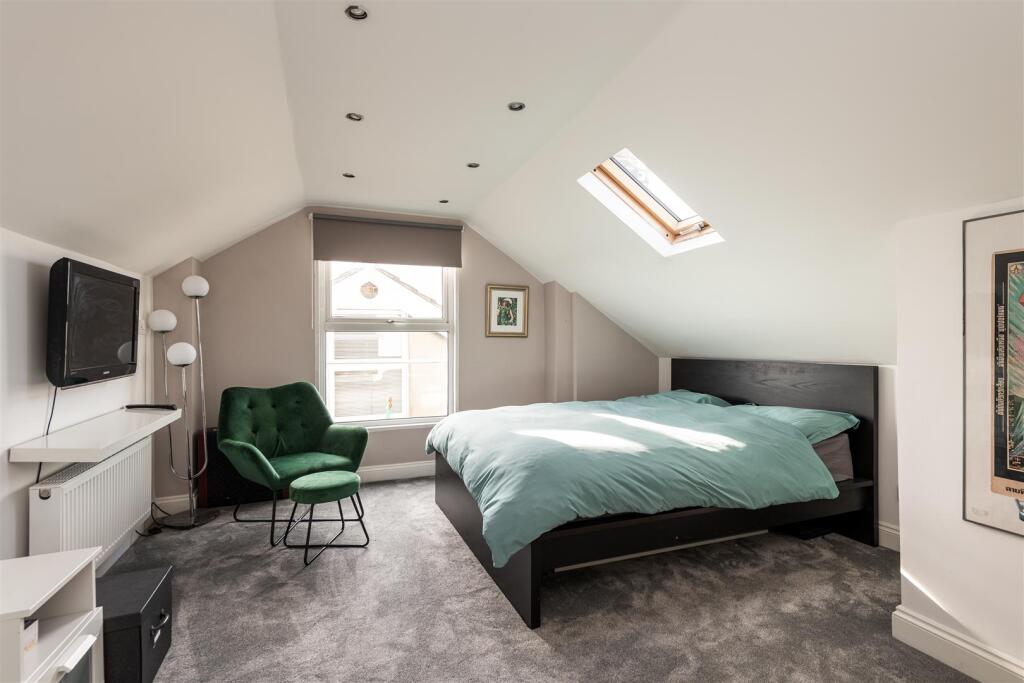 20 Old Road West bedroom4.jpg