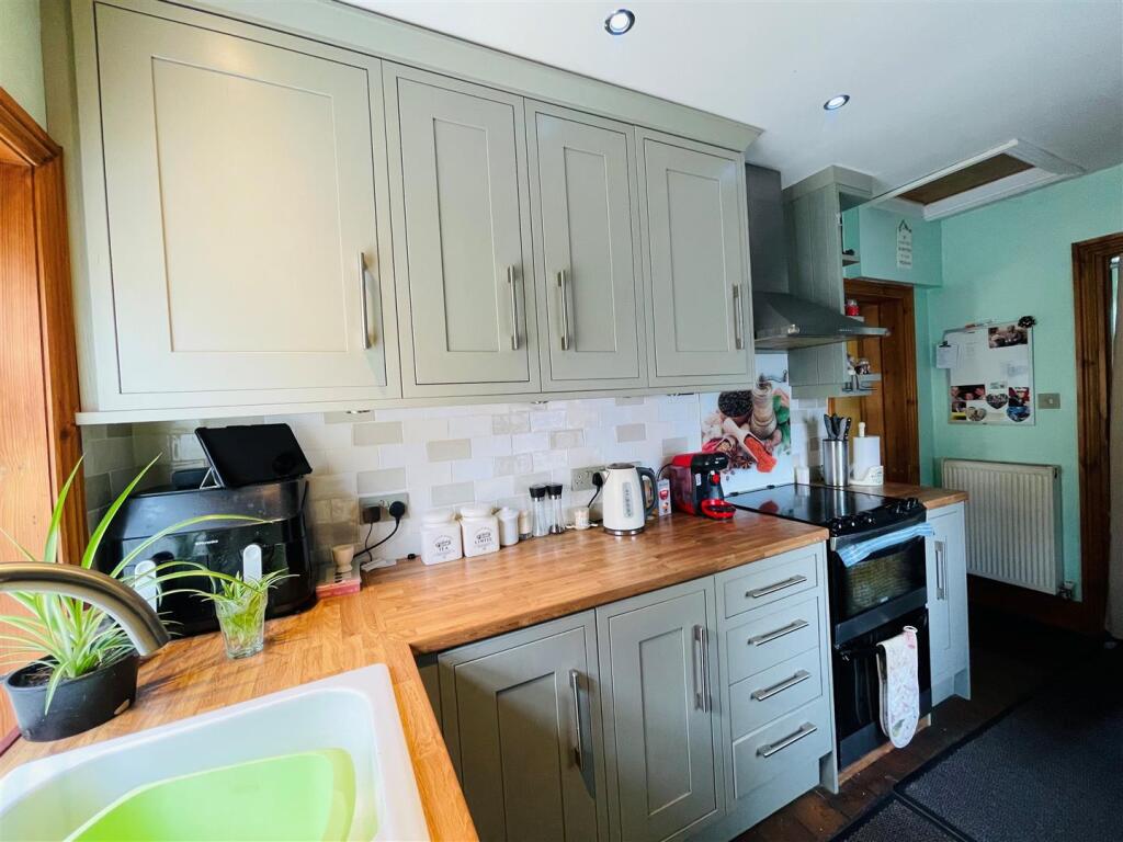 Kitchen 2.jpg