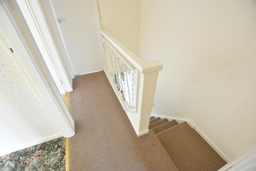 FIRST FLOOR LANDING