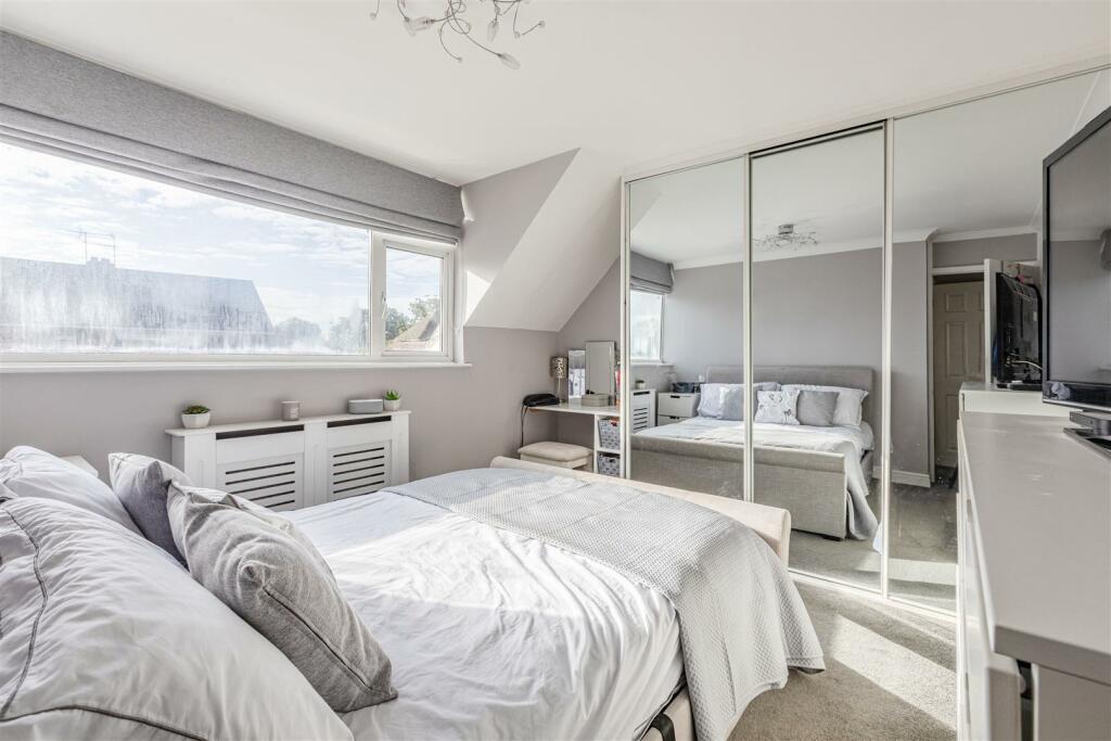 11 Magdalen Crescent, Byfleet, KT14 7SR - 15.jpg