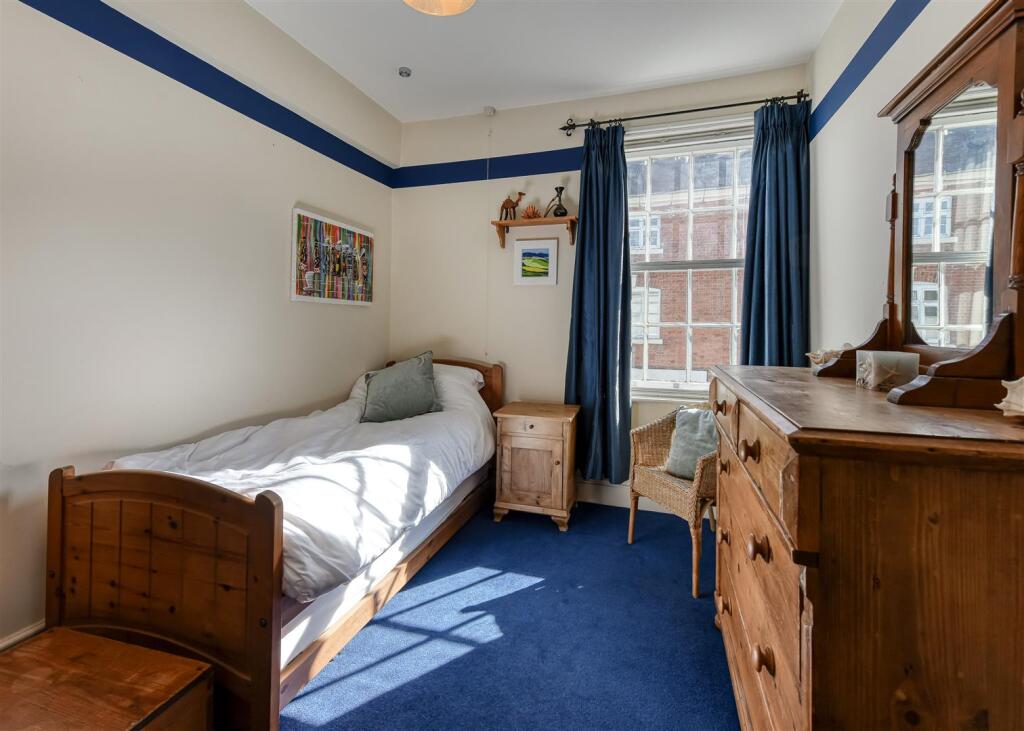 Gunstone House-bed4.jpg