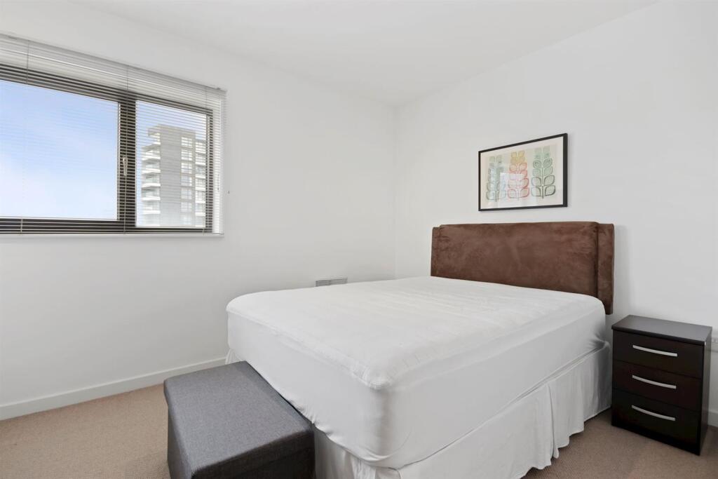 Estate agents in Canary wharf.jpg