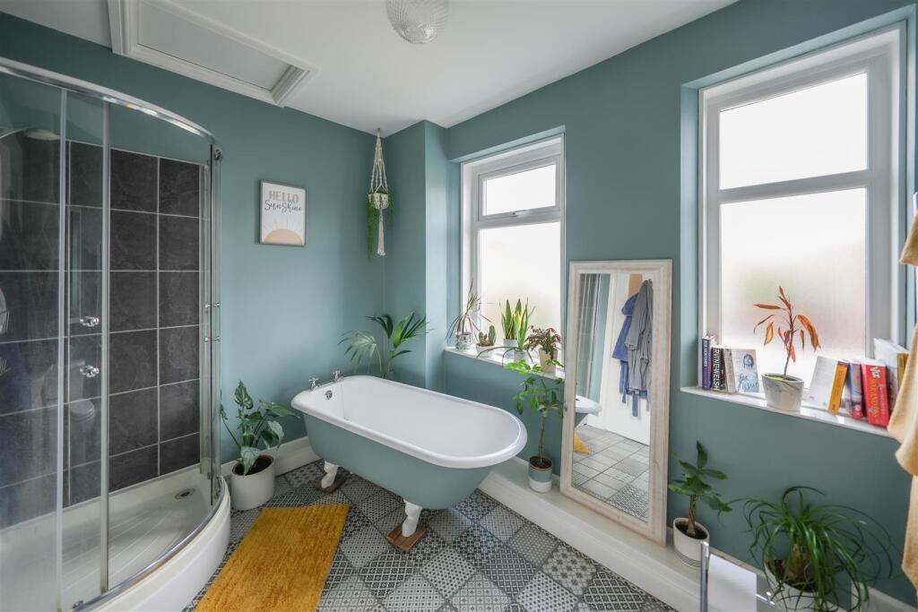 FAMILY BATHROOM