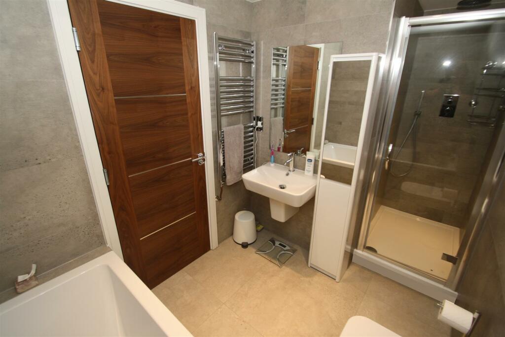 bathroom 2.jpg